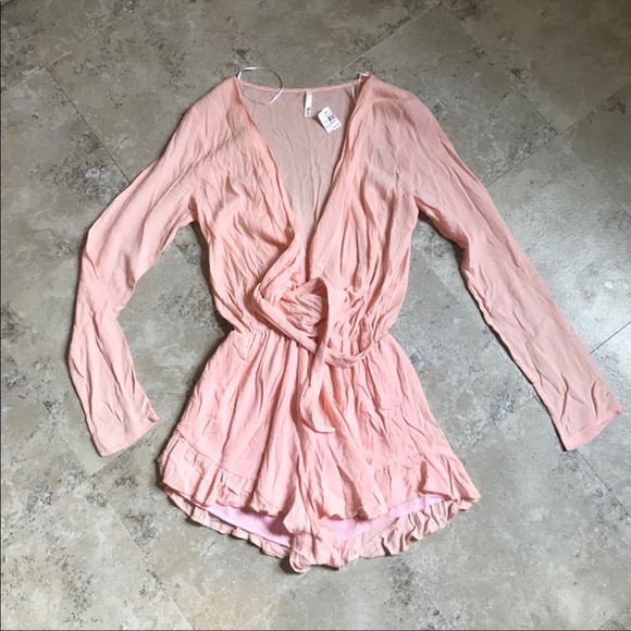 V neck Ruffle Romper - Picture 2 of 3